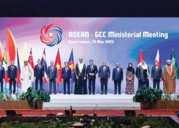 MOHAMAD Hasan bergambar bersama Menteri-menteri Luar ASEAN dan Majlis Kerjasama Teluk (GCC) pada Mesyuarat Menteri-menteri Luar ASEAN dan GCC sempena Sidang Kemuncak ASEAN ke-46 dan GCC, di Pusat Konvensyen Kuala Lumpur, semalam. – UTUSAN/SHIDDIEQIIN ZON