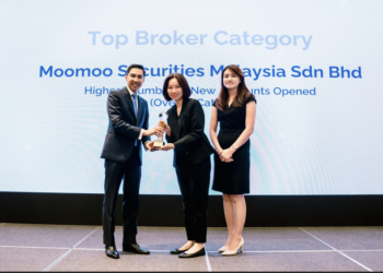INDY Lau (tengah) menerima Anugerah Top Broker (Keseluruhan) di Bursa Malaysia Retail Salesforce Awards 2024.