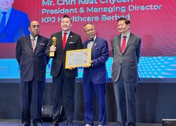 Chin Keat Chyuan (dua dari kiri) menerima Anugerah Kepimpinan CEO Cemerlang ASEAN