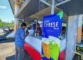 MOHD. Adhwan Mohd. Noor melayan seorang pelanggan di MyKiosk yang terletak berhampiran Stesen Bas Bandar Baru Lipis di Lipis, Pahang. – UTUSAN/NORFARHIZA MOHD. ATAR