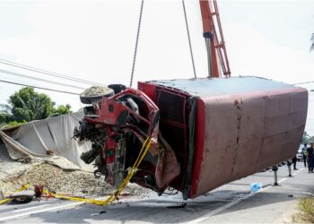 KEADAAN trak Unit Simpanan Persekutuan (FRU) dan lori batu yang terbabit kemalangan maut di Jalan Chikus-Sungai Lampam, 
Teluk Intan Perak, semalam. – UTUSAN/MUHAMAD NAZREEN SYAH MUSTHAFA