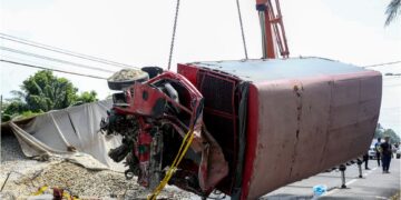 KEADAAN trak Unit Simpanan Persekutuan (FRU) dan lori batu yang terbabit kemalangan maut di Jalan Chikus-Sungai Lampam, 
Teluk Intan Perak, semalam. – UTUSAN/MUHAMAD NAZREEN SYAH MUSTHAFA