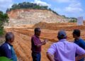 Noor Najhan Mohamad Salleh meninjau projek penarahan Bukit Payung sehingga menyebabkan banjir kilat di Jeram, Selangor semalam. -UTUSAN/SADDAM YUSOFF