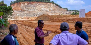 Noor Najhan Mohamad Salleh meninjau projek penarahan Bukit Payung sehingga menyebabkan banjir kilat di Jeram, Selangor semalam. -UTUSAN/SADDAM YUSOFF