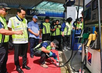 NIK NAZMI Nik Ahmad (dua dari kiri) melihat kakitangan Jabatan Alam Sekitar (JAS) melakukan ujian pelepasan asap dari sebuah van pada Operasi Penguatkuasaan Kenderaan Bermotor di Jalan Kuantan - Kemaman, Kemaman, Terengganu. - UTUSAN/PUQTRA HAIRRY