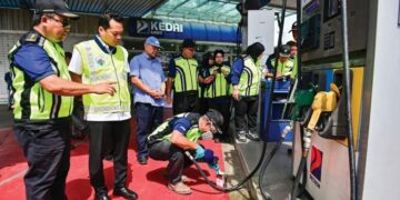 NIK NAZMI Nik Ahmad (dua dari kiri) melihat kakitangan Jabatan Alam Sekitar (JAS) melakukan ujian pelepasan asap dari sebuah van pada Operasi Penguatkuasaan Kenderaan Bermotor di Jalan Kuantan - Kemaman, Kemaman, Terengganu. - UTUSAN/PUQTRA HAIRRY