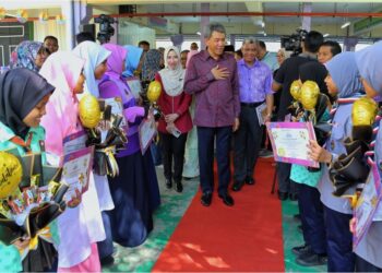MOHAMAD Hasan beramah mesra bersama pelajar cemerlang ketika hadir di Majlis Perasmian Mesyuarat
PIBG SK Senawang 3, semalam. -  MINGGUAN/MOHD SHAHJEHAN MAAMIN