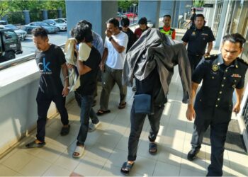 SEORANG penjaga stor rakyat tempatan dan enam lelaki warga Myanmar didakwa di Mahkamah Sesyen Seremban hari ini, atas pertuduhan memiliki barang kawalan iaitu 17,232 kilogram (kg) gas petroleum cecair (LPG) secara haram. - UTUSAN/ MOHD. SHAHJEHAN MAAMIN