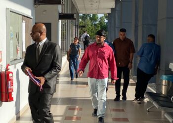 DAS Jhonny Chandra (baju merah) sebagai pengurus syarikat restoran didenda RM100,000 di Mahkamah Sesyen di sini hari ini selepas mengaku bersalah atas pertuduhan menyimpan barang kawalan 1,241 kilogram (kg) minyak masak di premis yang tidak dilesenkan. - UTUSAN/NOR SHAFAWATI YUP