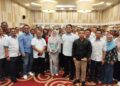 NURUL Izzah Anwar (tengah) bersama barisan kepimpinan PKR Perak dalam program Temu Rapat Akar Umbi di Ipoh, Perak malam ini. - UTUSAN/FADZIL ZAINOL