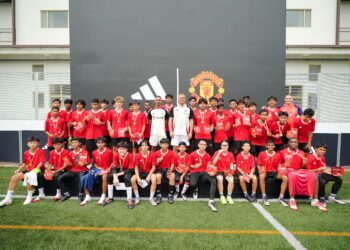 PEMAIN-Pemain muda itu bergambar kenangan dengan Nani dan Wes Brown sebelum bermula sesi latihan.