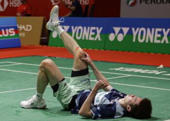 NG Tze Yong memegang lututnya  semasa beraksi dalam pusingan pertama Kejohanan Badminton Malaysia Masters di Axiata Arena, Bukit Jalil. - UTUSAN/ ISKANDAR ISHAK