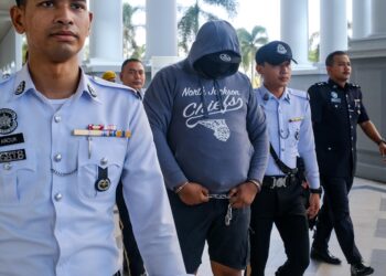 Darmaraju yang dituduh merempuh motosikal dinaiki pasangan suami isteri sehingga mangsa parah berhampiran Plaza Tol Duta dihadapkan ke Mahkamah Majistret Kuala Lumpur, semalam.– UTUSAN/M. FIRDAUS M. JOHARI