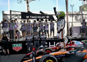 Pelumba pasukan McLaren, Lando Norris mengangkat tangannya sebaik keluar dari kereta selepas menjuarai Grand Prix Monaco di litar Monaco, kelmarin. - AFP
