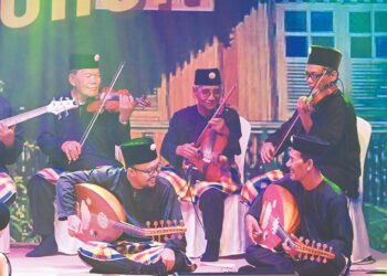 PAK Salleh (tengah) bermain alat muzik violin semasa persembahan Irama Ghazal Johor sebagai persembahan pembuka tirai Panggung Seni Tradisional 2025 bertempat di Dewan Tunku Abdul Rahman, Pusat Pelancongan Malaysia, Kuala Lumpur baru-baru ini.