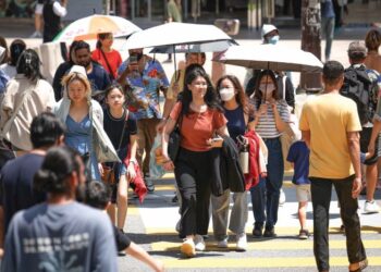 ETNIK Cina hanya layak menuntut pemilikan bersama ke atas negara ini sekiranya mengimbangi kemakmuran ekonomi-sosial secara munasabah. – GAMBAR HIASAN