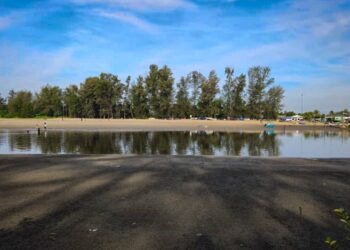 LOKASI penduduk yang seolah-olah berpesta mencari kepah di Pantai Muara Balok, Kuantan, Pahang.