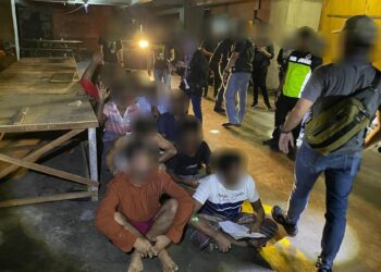 TINDAKAN sekumpulan pendatang asing tanpa izin (Pati) menjadikan bangunan terbengkalai di Seri Kembangan sebagai kediaman sejak 2020 terbongkar selepas  digempur Jabatan Imigresen Malaysia (JIM). FOTO IHSAN JIM