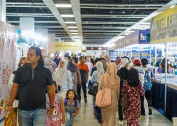 ORANG ramai hadir pada PBAKL 2025 di WTC, Kuala Lumpur bagi mendapatkan potongan harga sehingga 
50 peratus. – UTUSAN/ISKANDAR ISHAK