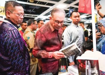 MOHD. Khair Ngadiron (kiri) mengiringi Perdana Menteri, Datuk Seri Anwar Ibrahim semasa Pesta Buku Antarabangsa Kuala Lumpur 2024.