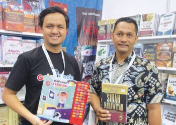 MULDANI Dwi Badrianto (kiri) dan Iwan Tholib mempamerkan karya-karya utama yang menjadi tumpuan pengunjung pada Pesta Buku Antarabangsa Kuala Lumpur (PBAKL) 2025. - UTUSAN/NURUL NATASHA SURIN