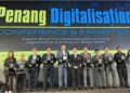 LUKAS Tan (tengah) bersama tetamu jemputan ketika PDX2025 di Pusat Konvensyen, Butterworth Arena, Pulau Pinang, semalam.