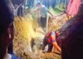 JENAZAH dua beranak ini dikebumikan bersebelahan di Tanah Perkuburan Islam Kampung Jeneris, Pasir Salak. – UTUSAN/AIN SAFRE BIDIN