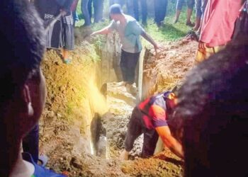 JENAZAH dua beranak ini dikebumikan bersebelahan di Tanah Perkuburan Islam Kampung Jeneris, Pasir Salak. – UTUSAN/AIN SAFRE BIDIN