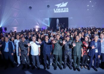 MOHAMED Khaled Nordin (lima kiri) dalam majlis perasmian penutup LIMA'25 di Pusat Pameran Antarabangsa Mahsuri  semalam. GAMBAR: FARIZ RUSADIO