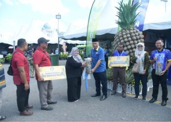 RAZALI Saad mengagihkan nanas percuma oleh Lembaga Perindustrian Nanas Malaysia kepada pengunjung bersempena Festival Mango & Agricultural Industry (Permai) 2025 di dataran  bersebelahan Kompleks Dewan Undangan Negeri (DUN), Kangar, Perlis, semalam. – UTUSAN/IZLIZAN OTHMAN