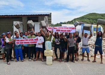 SEBAHAGIAN pengusaha bot pelancong dan penduduk kampung mengadakan perhimpunan aman berikutan bekalan minyak petrol dan diesel yang terputus di Kampung Baru Pulau Redang, Kuala Nerus, Terengganu. – UTUSAN/PUQTRA HAIRRY