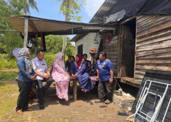 MASITAH Latipah Adam (depan, dua dari kanan) menerima kunjungan Pengerusi Jawatankuasa Kebajikan Masyarakat, Pembangunan Wanita dan Keluarga Pahang, Datuk Sabariah Saidan di Kampung Sungai Ular di Kuantan, Pahang.