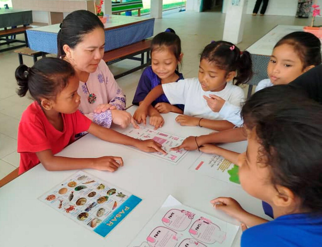 Pikat murid Orang Asli minat sains dengan hadiah