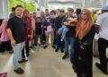 GAMBAR kenangan arwah Mohamad Noor Mustaffar (tengah) bersama ahli keluarganya sebelum berangkat menunaikan haji pada 3 Mei lalu.