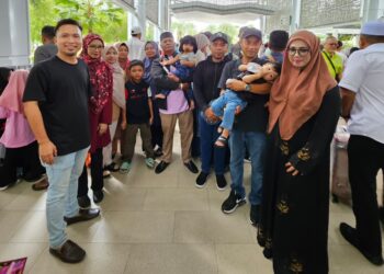 GAMBAR kenangan arwah Mohamad Noor Mustaffar (tengah) bersama ahli keluarganya sebelum berangkat menunaikan haji pada 3 Mei lalu.