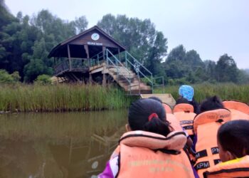 KANAK-kanak Orang Asli Suku Jakun yang menghuni sekitar Tasik Chini menaiki bot setiap awal pagi untuk ke SK Tasik Chini di Kampung Gumum, Pekan, Pahang.