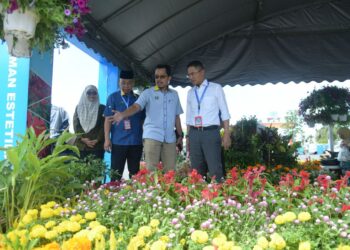 RAHIMI Ismail (kanan) dan Razali Saad (dua dari kiri) meninjau laman flora di Festival Permai 2025 di dataran bersebelahan Kompleks DUN, Kangar, Perlis. – UTUSAN/IZLIZAN OTHMAN