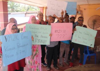 PENEROKA Felda Bukit Tajau, Maran, Pahang mengadakan demonstrasi secara aman berhubung pendapatan mereka berada di bawah paras kemiskinan.