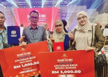 SANUSI Zainal Abidin (kiri) menerima Anugerah Ikon Guru Sukan bersempena Majlis Anugerah Sambutan Hari Guru Peringkat Kebangsaan 2025 di Kuching, Sarawak kelmarin.