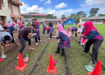 PERSATUAN Ibu Bapa dan Guru (PIBG) Sekolah Tengku Budriah (STB) membuat kejutan dengan mengatur aktiviti sukaneka untuk guru-guru bersempena sambutan Hari Guru sekolah itu di Arau, Perlis semalam.-UTUSAN/MOHD. HAFIZ ABD. MUTALIB