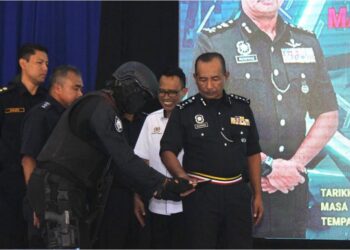 MUHAMMAD Abdul Halim pada program hari kesedaran jenayah peringkat negeri di Sekolah Menengah Kebangsaan (SMK) Syed Hussein di Arau, Perlis, semalam.