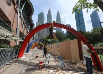 KERJA-kerja menghias sekitar Pusat Konvensyen Kuala Lumpur sempena Sidang Kemuncak ASEAN Ke-46 . 
– UTUSAN/AMIR KHALID