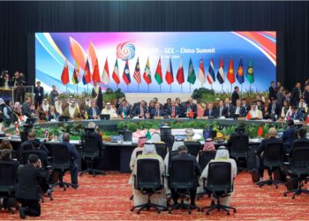 ANWAR Ibrahim mempengerusikan Sidang Kemuncak ASEAN-Majlis Kerjasama Teluk (GCC)-China sempena Sidang Kemuncak ASEAN Ke-46 di Pusat Konvensyen Kuala Lumpur, semalam. Turut sama, Putera Mahkota Kuwait, Sheikh Sabah AlKhalid Al-Sabah dan Perdana Menteri China, Li Qiang. – UTUSAN/FARIZ RUSADIO