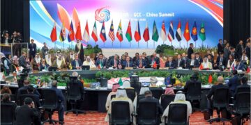 ANWAR Ibrahim mempengerusikan Sidang Kemuncak ASEAN-Majlis Kerjasama Teluk (GCC)-China sempena Sidang Kemuncak ASEAN Ke-46 di Pusat Konvensyen Kuala Lumpur, semalam. Turut sama, Putera Mahkota Kuwait, Sheikh Sabah AlKhalid Al-Sabah dan Perdana Menteri China, Li Qiang. – UTUSAN/FARIZ RUSADIO