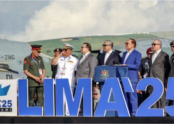 PERDANA Menteri, Datuk Seri Anwar Ibrahim merasmikan Pameran Udara dan Maritim Antarabangsa Langkawi 2025 (LIMA'25) di Pusat 
Pameran Antarabangsa Mahsuri (MIEC), Langkawi, semalam.  Turut hadir, Timbalan Perdana Menteri, Datuk Seri Dr. Ahmad Zahid Hamidi dan 
Datuk Seri Fadillah Yusof; Menteri Pertahanan, Datuk Seri Mohamad Khaled Nordin dan Menteri Besar Kedah, Datuk Seri Mohammad Sanusi Md. Nor. – UTUSAN/FARIZ RUSADIO