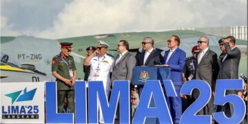 PERDANA Menteri, Datuk Seri Anwar Ibrahim merasmikan Pameran Udara dan Maritim Antarabangsa Langkawi 2025 (LIMA'25) di Pusat 
Pameran Antarabangsa Mahsuri (MIEC), Langkawi, semalam.  Turut hadir, Timbalan Perdana Menteri, Datuk Seri Dr. Ahmad Zahid Hamidi dan 
Datuk Seri Fadillah Yusof; Menteri Pertahanan, Datuk Seri Mohamad Khaled Nordin dan Menteri Besar Kedah, Datuk Seri Mohammad Sanusi Md. Nor. – UTUSAN/FARIZ RUSADIO