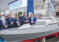 ANWAR Ibrahim  melawat model kapal tempur pesisir (LCS) yang dibina dari blok binaan sempena LIMA’25 
di Pusat Pameran Antarabangsa Mahsuri Langkawi, Kedah, semalam. – UTUSAN/FARIZ RUSADIO