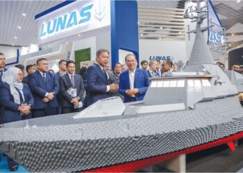 ANWAR Ibrahim  melawat model kapal tempur pesisir (LCS) yang dibina dari blok binaan sempena LIMA’25 
di Pusat Pameran Antarabangsa Mahsuri Langkawi, Kedah, semalam. – UTUSAN/FARIZ RUSADIO