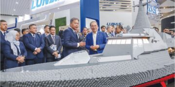 ANWAR Ibrahim  melawat model kapal tempur pesisir (LCS) yang dibina dari blok binaan sempena LIMA’25 
di Pusat Pameran Antarabangsa Mahsuri Langkawi, Kedah, semalam. – UTUSAN/FARIZ RUSADIO