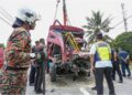 PIHAK berkuasa memeriksa trak Unit Simpanan Persekutuan yang remuk selepas dirempuh sebuah lori batu dalam kejadian di Jalan Chikus-Sungai Lampam, Teluk Intan, Perak semalam.  – UTUSAN/MUHAMAD NAZREEN SYAH MUSTHAFA